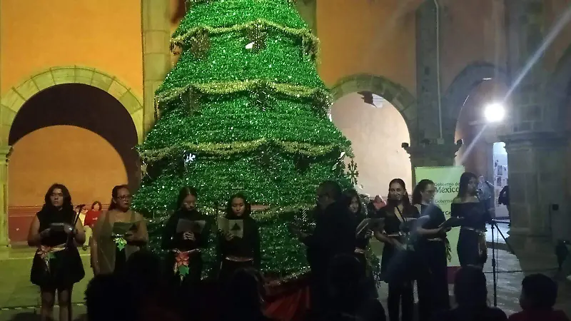 El coro Huitzil Sihu dirigido por Arturo Chávez interpretó lindos villancicos.